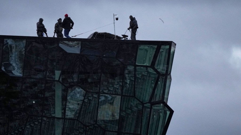 Miembros de seguridad toman posiciones en la sala de conciertos Harpa durante una cumbre del Consejo de Europa en Reikiavik, Islandia, el 16 de mayo de 2023. (Foto: ALASTAIR GRANT/POOL/AFP vía Getty Images)