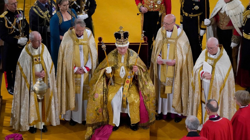 El rey Carlos III de Reino Unido luce la corona de San Eduardo en la cabeza durante la ceremonia de coronación en el interior de la Abadía de Westminster, en el centro de Londres, el 6 de mayo de 2023. (Crédito: ANDREW MATTHEWS/POOL/AFP vía Getty Images)