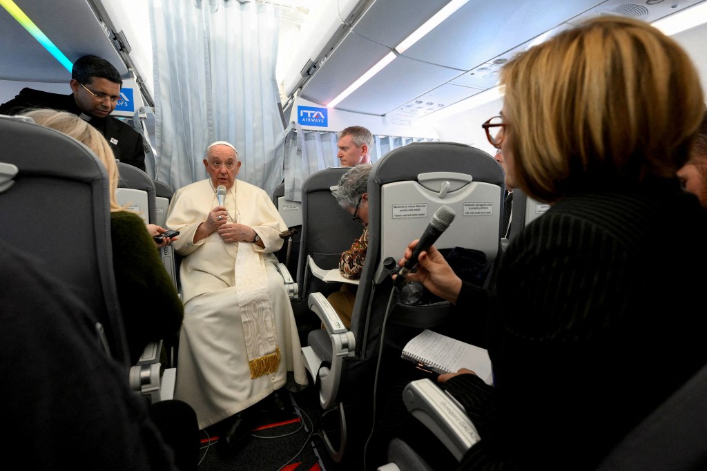 El papa Francisco da una rueda de prensa a bordo de un avión de regreso al Vaticano desde Hungría este domingo. (Foto: Vatican Media vía Reuters)