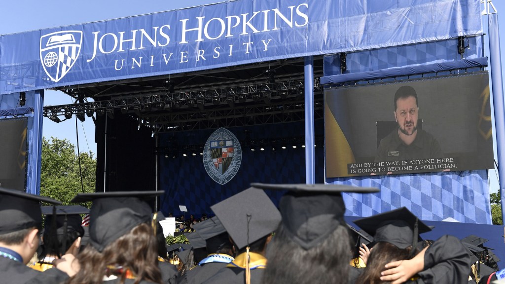 El presidente de Ucrania, Volodymyr Zelensky, se dirige este jueves a la generación de graduados de la Universidad Johns Hopkins. (Foto: Will Kirk/Universidad Johns Hopkins/AP)