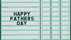 Una tabla de clasificación muestra un mensaje del Día del Padre antes de la ronda final del Abierto de Estados Unidos de golf en el Oakmont Country Club el 19 de junio de 2016 en Oakmont, Pensilvania. (Foto: Andrew Redington/Getty Images)