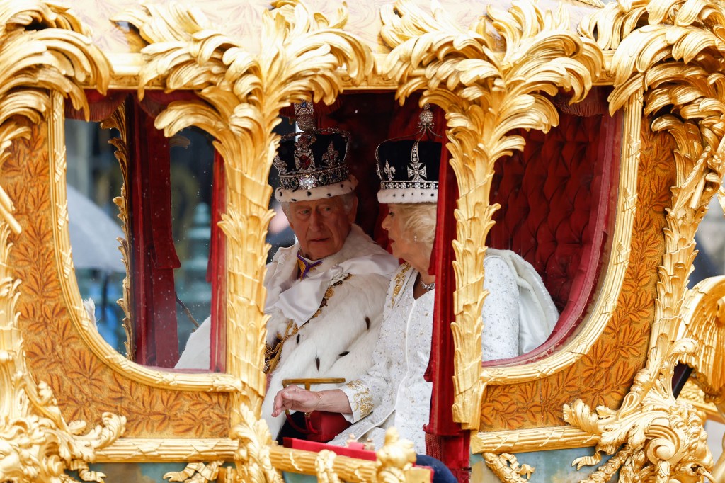 El rey Carlos III y la reina Camilla abandonan la Abadía de Westminster en la carroza de Estado de Oro. (Foto: Jeff J Mitchell/Getty Images)