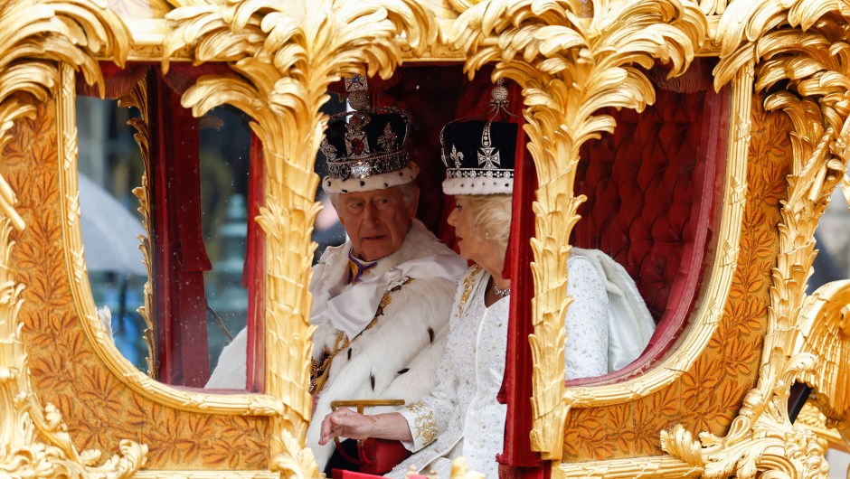 El rey Carlos III y la reina Camilla abandonan la Abadía de Westminster en la carroza de Estado de Oro. (Foto: Jeff J Mitchell/Getty Images)