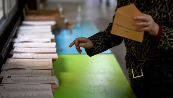 Una mujer recoge su papeleta en un colegio electoral de Madrid durante las elecciones autonómicas del 4 de mayo de 2021. (Foto: OSCAR DEL POZO/AFP vía Getty Images)