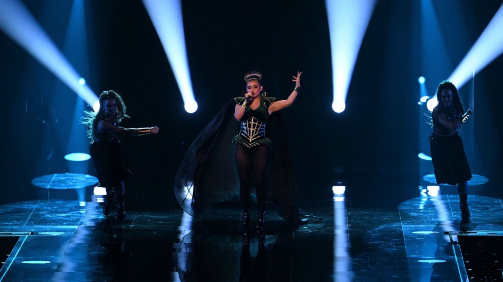 La cantante Alessandra, en representación de Noruega, se presenta en la primera semifinal del concurso Eurovision 2023 en la M&S Bank Arena en Liverpool, el 9 de mayo de 2023. (Crédito: PAUL ELLIS/AFP vía Getty Images)