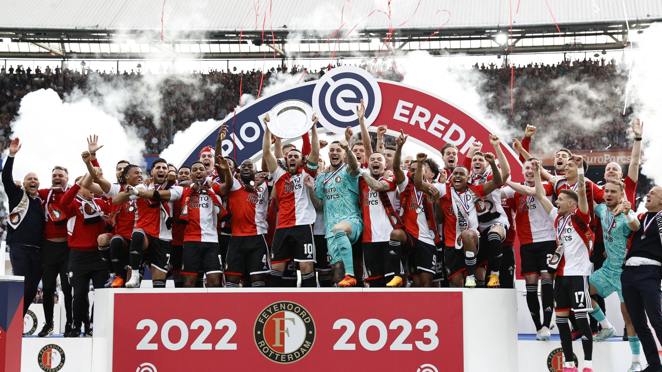 El mexicano Santiago Giménez es campeón con el Feyenoord