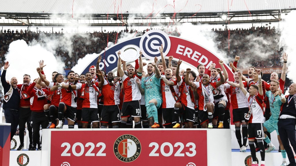 El Feyenoord celebra la obtención del título al finalizar el partido contra los Go Ahead Eagles. (Foto: MAURICE VAN STEEN/ANP/AFP vía Getty Images)