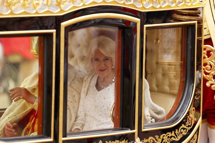 La reina Camilla llega en el Platinum Jubilee State Carriage con su túnica de armiño.  (Crédito: Richard Heathcote/Getty Images)