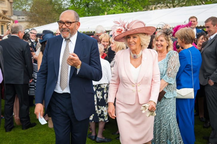 Bruce Oldfield y Camila en el Palacio de Buckingham para honrar una organización benéfica para niños el 12 de mayo de 2016. (Crédito: Dominic Lipinski/WPA Pool/Getty Images/Archivo)
