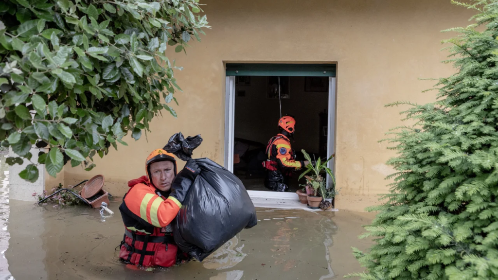 Los bomberos van a rescatar a las personas y recuperar sus pertenencias después de que las inundaciones azotaran el distrito Fornace Zarattini de Ravenna, en la región italiana de Emilia Romagna, el 20 de mayo. (Foto: Andrea Carrubba/Agencia Anadolu/Getty Images)