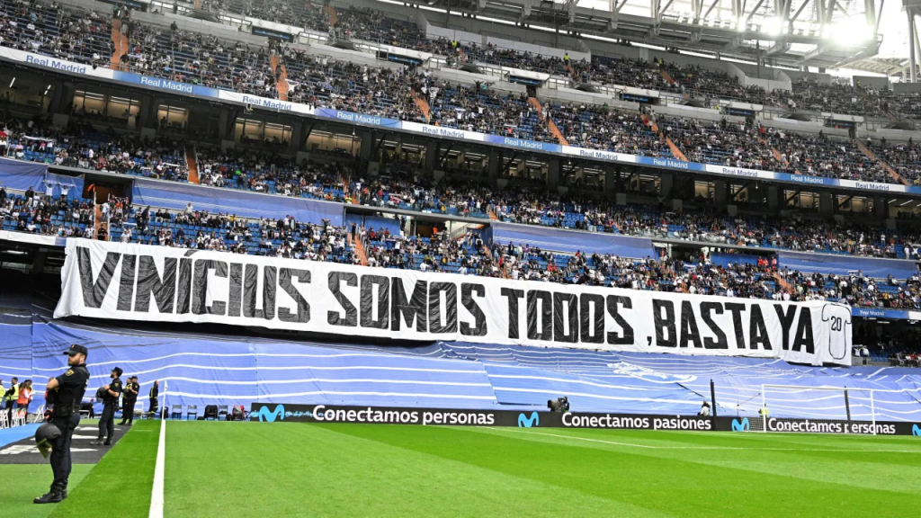 Una pancarta en el Santiago Bernabéu dice "Todos somos Vinícius, basta ya" antes del partido del Real Madrid contra el Rayo Vallecano. (Foto: Javier Soriano/AFP/Getty Images)