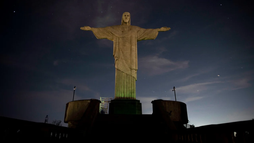La estatua del Cristo Redentor de Río de Janeiro apagó sus luces en solidaridad con Vinícius. (Foto: Carlos Fabal/AFP/Getty Images)