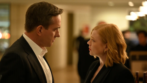 (De izquierda a derecha) Matthew McFayden y Sarah Snook en 'Succession'. (Foto: David M. Russell/HBO)
