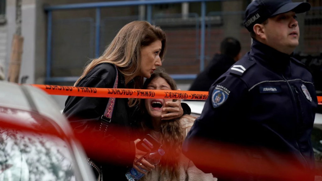 Los padres se reunieron afuera de la escuela cuando la policía respondió al tiroteo.  (Crédito: Oliver Bunic/AFP/Getty Images)