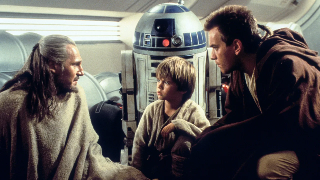 Qui-Gon Jin, R2-D2, Anakin Skywalker y Obi-Wan Kenobi tienen un fatídico encuentro en "La amenaza fantasma". (Crédito: Lucasfilm Ltd/Colección Everett)