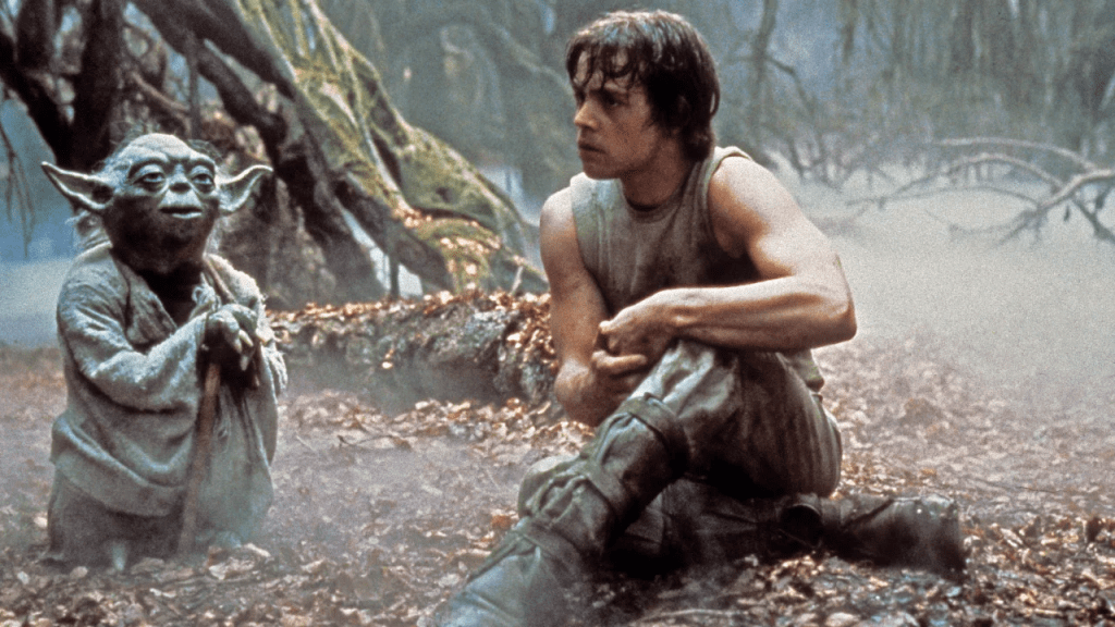 Yoda, ahora mayor y un poco trastornado, comparte consejos indispensables con Luke. (Crédito: Lucasfilm Ltd/Colección Everett)