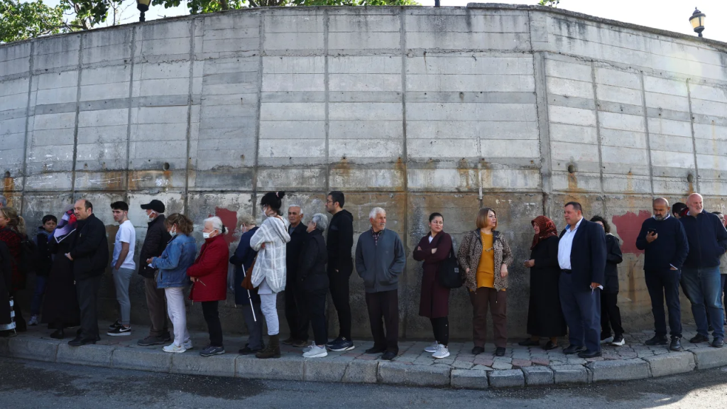 Voters line up outside a polling station on May 14, 2023 in Istanbul, Turkey.  (Photo: Hannah McKay/Reuters)