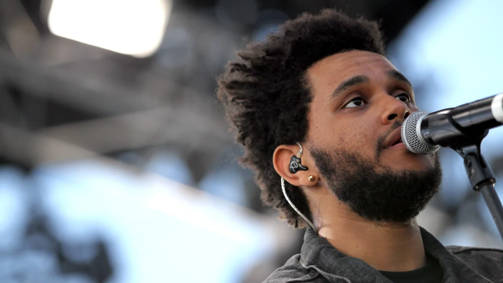 The Weeknd explotaría más tarde en la década de 2010, pero comenzó la década como un cantante indie de R&B con un trasfondo melancólico. (Foto: Karl Walter/Getty Images)