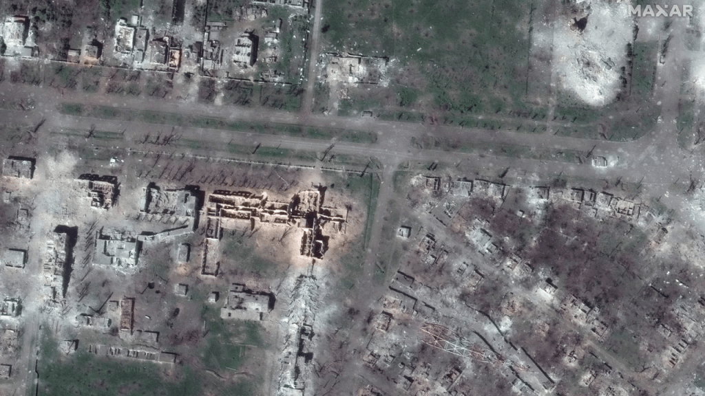 Una imagen satelital de los edificios universitarios demolidos y una torre de radio en Bakhmut esta semana.  (Crédito: Tecnologías Maxar/Reuters)