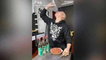El "livestreamer" chino conocido como Hermano Tres Mil ya se había filmado antes participando en concursos en los que se consumía alcohol. (Crédito: sanqian9237/Douyin)