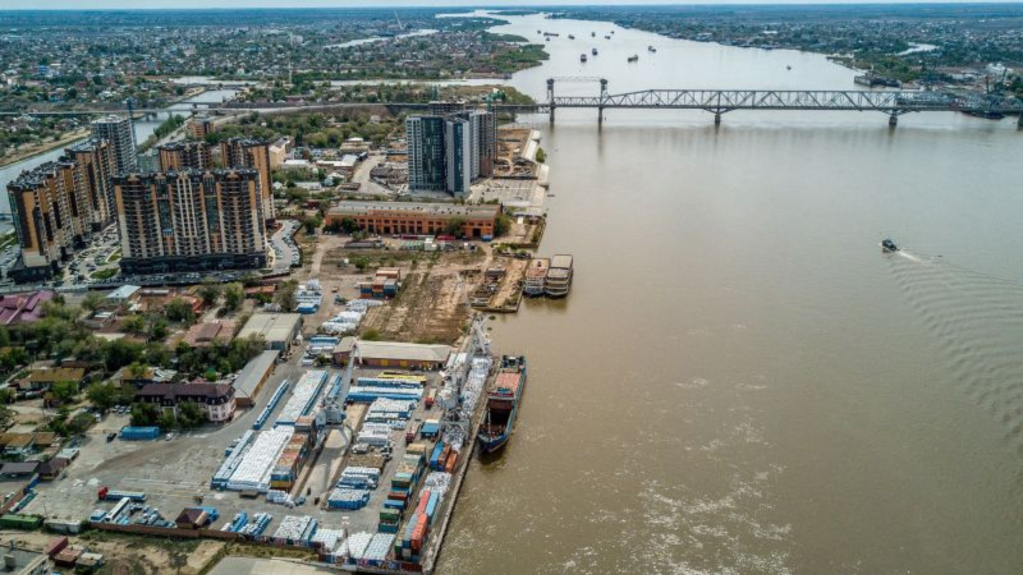 Una foto aérea tomada en mayo de 2021 muestra el puerto de la ciudad rusa de Astracán.