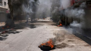 Neumáticos ardiendo en una calle tras el anuncio de la muerte del palestino Khader Adnan en huelga de hambre que se encontraba detenido por Israel, el 2 de mayo de 2023, en Hebrón, en la Ribera Occidental ocupada. (Crédito: HAZEM BADER/AFP vía Getty Images)