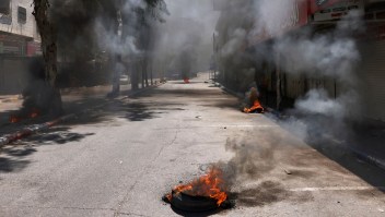 Neumáticos ardiendo en una calle tras el anuncio de la muerte del palestino Khader Adnan en huelga de hambre que se encontraba detenido por Israel, el 2 de mayo de 2023, en Hebrón, en la Ribera Occidental ocupada. (Crédito: HAZEM BADER/AFP vía Getty Images)