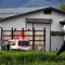 Esta foto muestra la casa en la que el sospechoso se atrincheró con una escopeta de caza. (Crédito: Naoto Suzuki/AP)