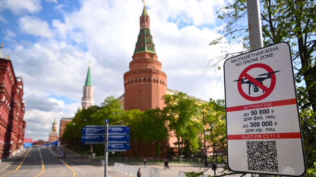 Una señal de "Zona prohibida para drones" junto al Kremlin, en el centro de Moscú, prohíbe el vuelo de vehículos aéreos no tripulados (drones) sobre la zona, el 3 de mayo de 2023. (Crédito: NATALIA KOLESNIKOVA/AFP vía Getty Images)