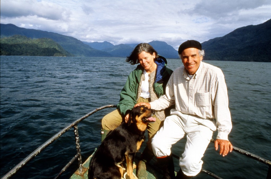 Douglas Tompkins y su esposa Kristine navegando en la Patagonia.