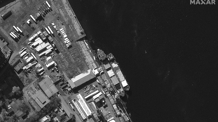 El carguero de bandera rusa (izquierda) que, según los expertos, podría estar relacionado con el tráfico de armas aparece en una imagen de satélite del puerto de Astracán (Rusia) tomada el 7 de marzo.El carguero de bandera rusa (izquierda) que, según los expertos, podría estar relacionado con el tráfico de armas aparece en una imagen de satélite del puerto de Astracán (Rusia) tomada el 7 de marzo.