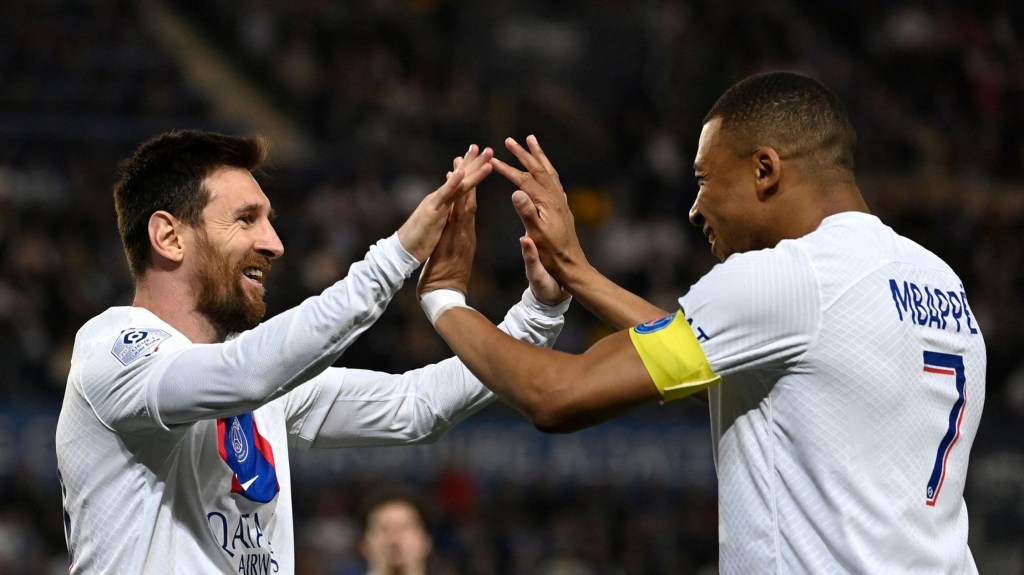 Messi y Mbappé celebran el primer y único gol del PSG ante el Racing de Estrasburgo este sábado en la Ligue 1. (Foto: JEAN-CHRISTOPHE VERHAEGEN/AFP vía Getty Images)