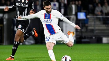 El delantero argentino Lionel Messi dispara el balón durante el partido de fútbol de la Ligue 1 francesa entre el SCO Angers y el PSG en el estadio Raymond-Kopa de Angers, en el oeste de Francia, el 21 de abril de 2023. (Foto: DAMIEN MEYER/AFP vía Getty Images)