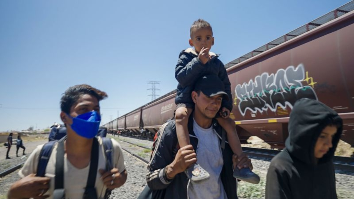 Hungry and Cold: Migrant Families Risk Freight Trains to Get to the US