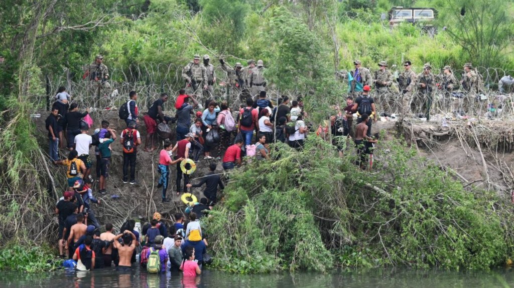 Migrantes intentan llegar a EE.UU. a través del río Grande, visto desde Matamoros, estado de Tamaulipas, México, el 11 de mayo de 2023. (Foto: ALFREDO ESTRELLA/AFP vía Getty Images)