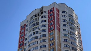 Un bloque de apartamentos de varias plantas dañado tras un ataque con drones en Moscú, Rusia, el 30 de mayo. (Foto: Lev Sergeev/Reuters)