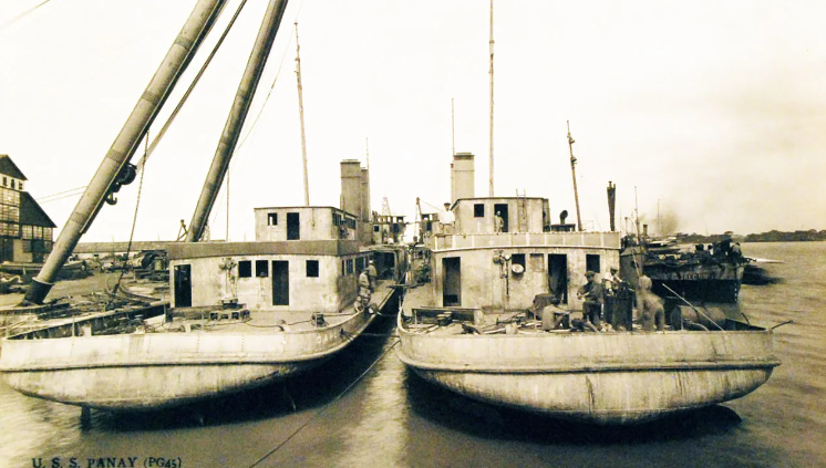 El USS Panay, a la derecha, en Shanghái, China, en 1928.(Crédito: Museo Nacional de la Marina de EE.UU.)