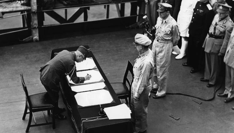 El 2 de septiembre de 1945, Japón firma los documentos de rendición a bordo del acorazado USS Missouri en la bahía de Tokyo. (Crédito: Keystone/Getty Images)