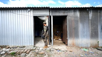 Policías y soldados revisan casa por casa para capturar a pandilleros, en Soyapango, El Salvador, el 6 de octubre de 2022. (Foto: MARVIN RECINOS/AFP vía Getty Images)