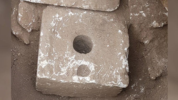 En 2019, se excavó un inodoro de piedra al sur de Jerusalén, en el barrio de Armon ha-Natziv.  (Crédito: Y. Billig)