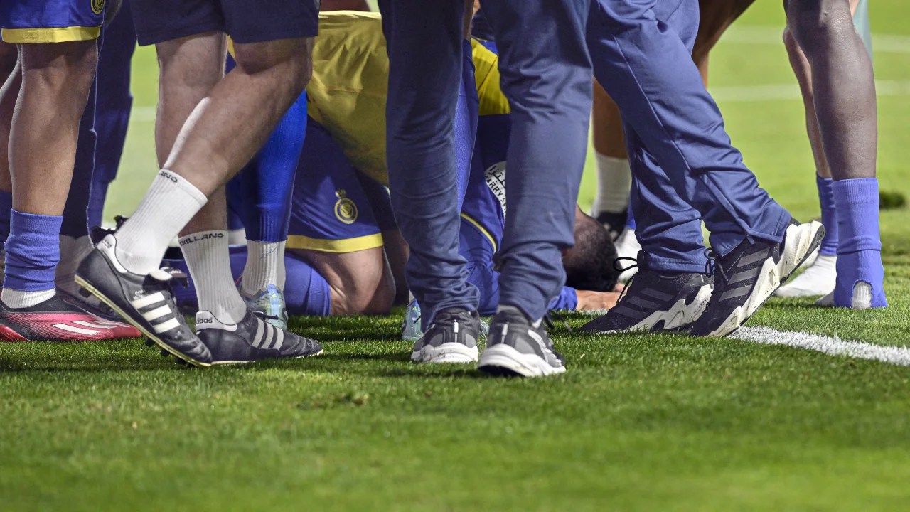 El jugador portugués Cristiano Ronaldo hace una reverencia tras marcar un gol durante el partido entre Al Nassr y Al-Shabab el 23 de mayo.
