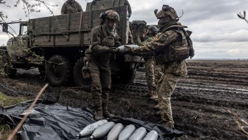 Soldados ucranianos del 24º Batallón de Asalto Separado descargan munición de un camión militar cerca de la línea del frente en Bakhmut, Ucrania, el 22 de abril. (Crédito: Diego Herrera Carcedo/Anadolu Agency/Getty Images)