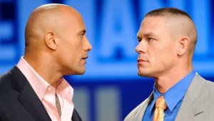 Dwayne "The Rock" Johnson, a la izquierda, y John Cena se miran fijamente durante una conferencia de prensa de Wrestlemania XXVII en el Hard Rock Cafe el miércoles 30 de marzo de 2011 en Nueva York. (Crédito: Evan Agostini/AP)