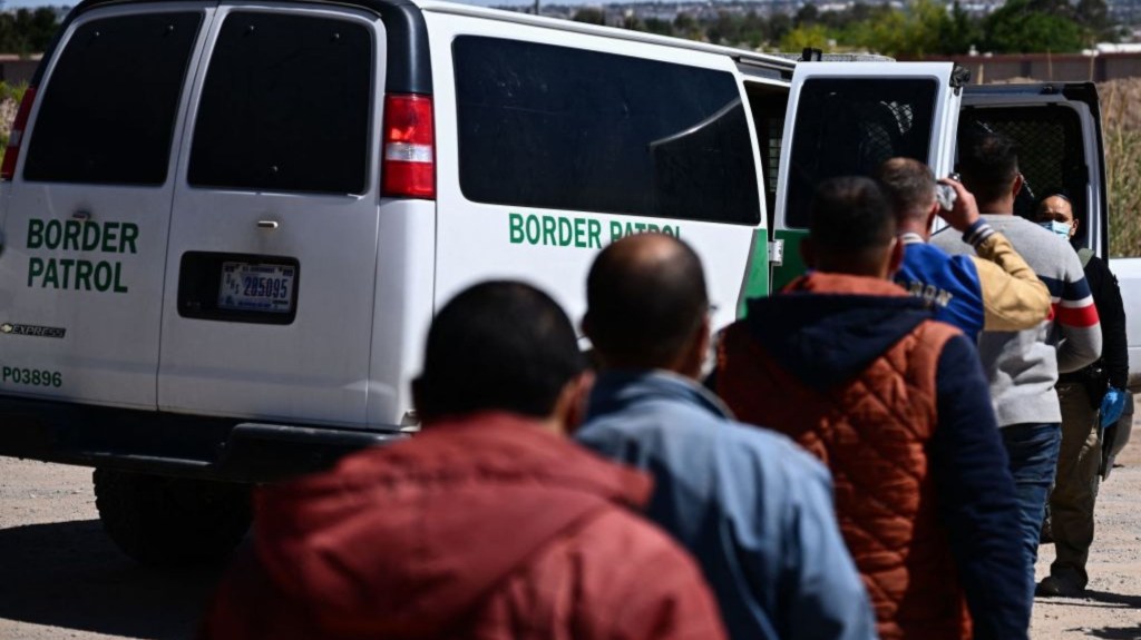 Migrantes entran en una furgoneta tras entregarse a los agentes de la Patrulla Fronteriza de la CBP de Estados Unidos para la tramitación de solicitudes de inmigración y asilo en la frontera entre EE.UU. y México en El Paso, Texas, el 10 de mayo de 2023. (Foto: PATRICK T. FALLON/AFP vía Getty Images)
