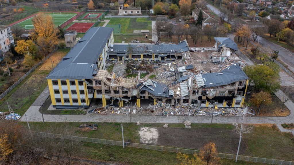 Una escuela yace destruida tras ser alcanzada por un misil ruso, el 30 de octubre de 2022 en Apostolove, provincia de Dnipropetrovsk, Ucrania. (Foto: Carl Court/Getty Images)