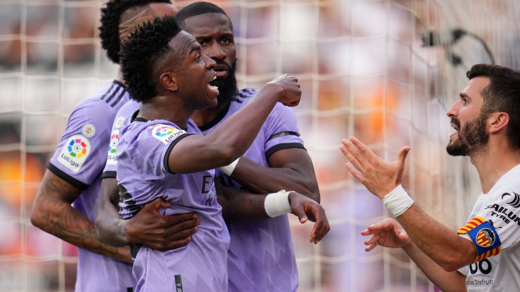 Vinícius Jr. reacciona tras recibir insultos racistas a través de gestos realizados por aficionados durante el partido entre el Valencia y el Real Madrid en el Estadio Mestalla el 21 de mayo de 2023 en Valencia, España. (Foto: Aitor Alcalde/Getty Images)