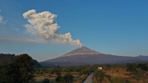 El volcán Popocatépetl arroja ceniza y humo el 18 de mayo de 2023. (Foto: JOSE CASTAÑARES/AFP vía Getty Images)