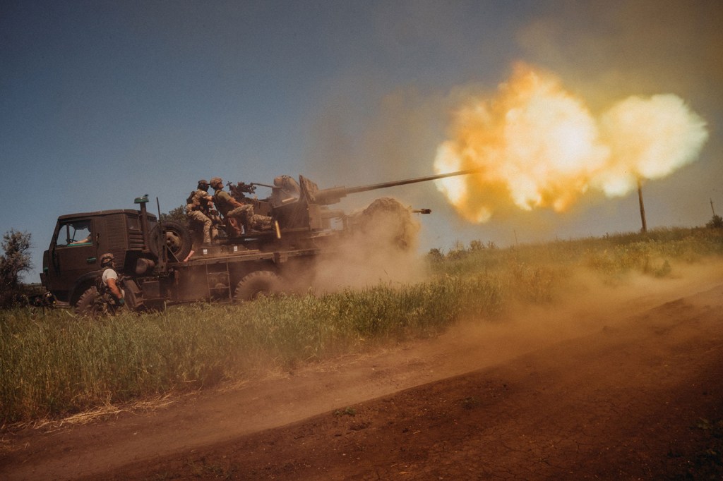 Soldados ucranianos del 60º Batallón de Defensa Territorial disparan contra posiciones rusas con un cañón antiaéreo S60 colocado en un camión, a las afueras de Bakhmut, Ucrania, el 19 de junio. (Foto: Wojciech Grzedzinski/Anadolu Agency/Getty Images)