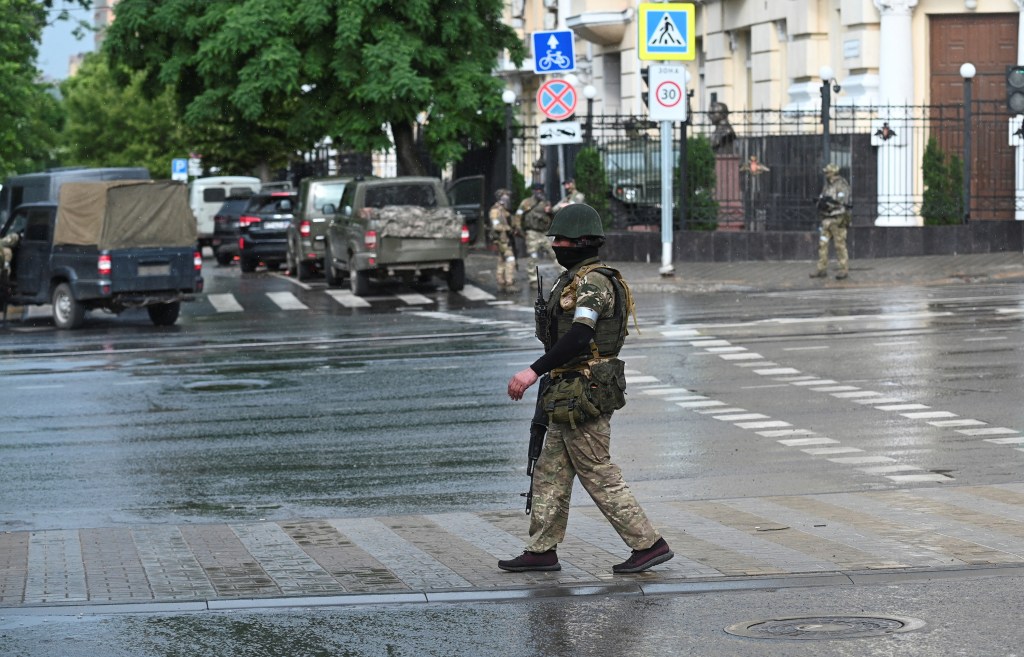 Combatientes del grupo mercenario privado Wagner montan guardia en una calle cercana al cuartel general del Distrito Militar Sur en la ciudad de Rostov del Don, Rusia, el 24 de junio. (Crédito: Reuters)