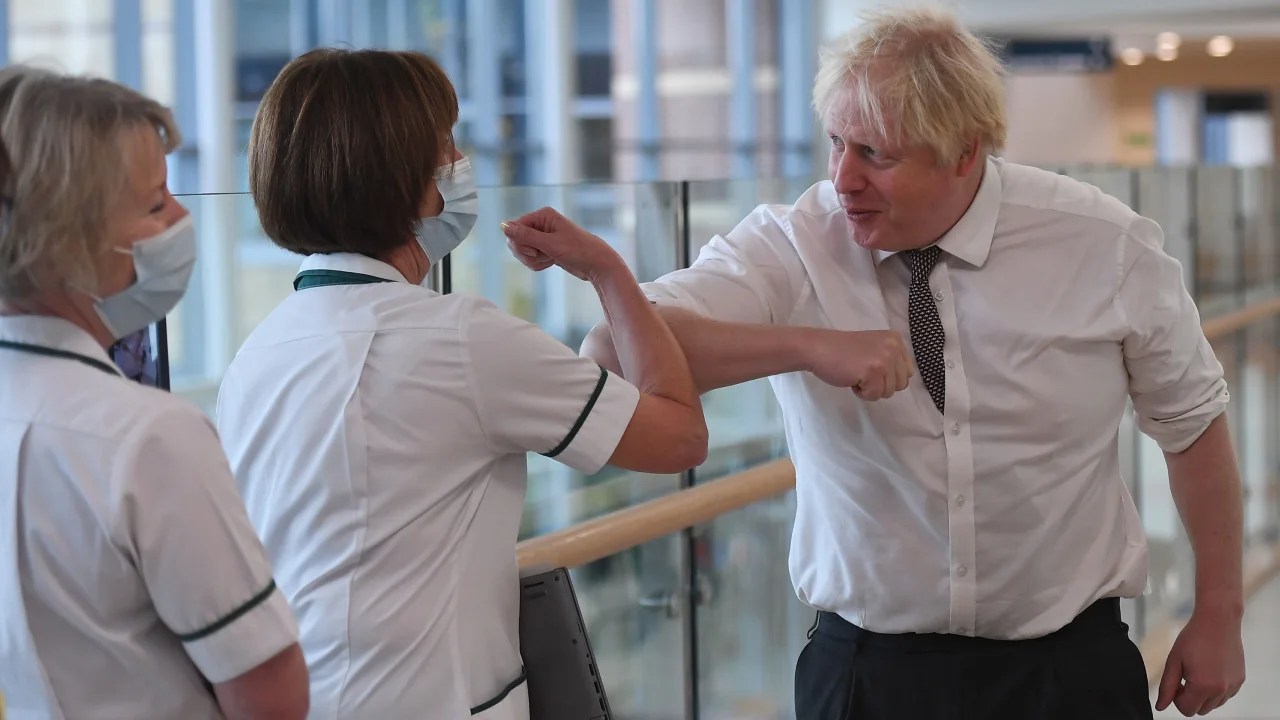 Boris Johnson visita un hospital durante la pandemia en 2021. La investigación podría ser vergonzosa para el ex primer ministro.  Peter Summers/Getty Images